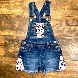 Jordache toddler girl overall blue Jean shorts with lace accents. Size xs(4-5).